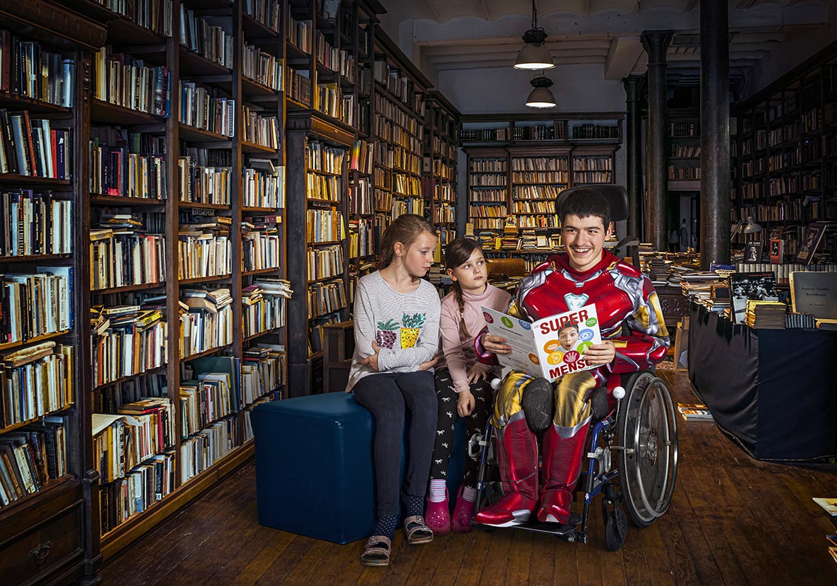 Magomet als Ironman liest Amelie und Mia eine Geschichte vor.