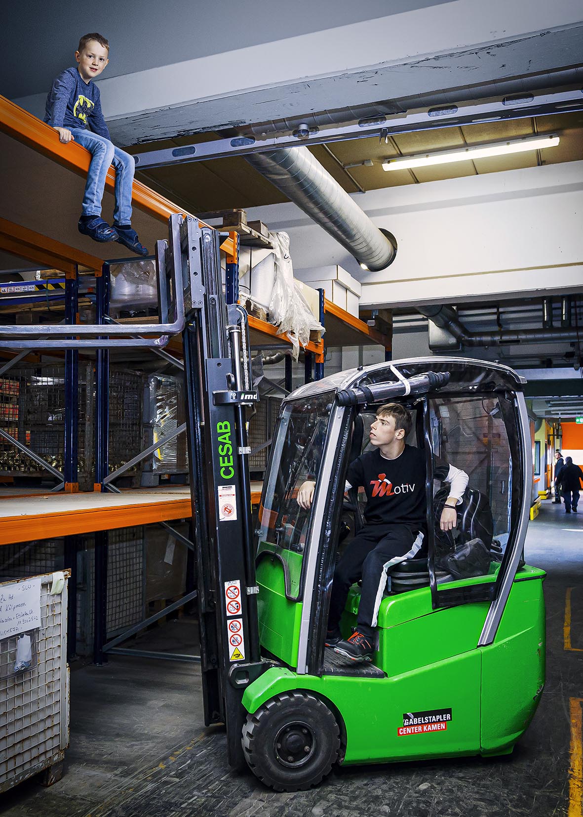 Gabelstaplerfahrer Luka rettet Tom von einem Hochregal.