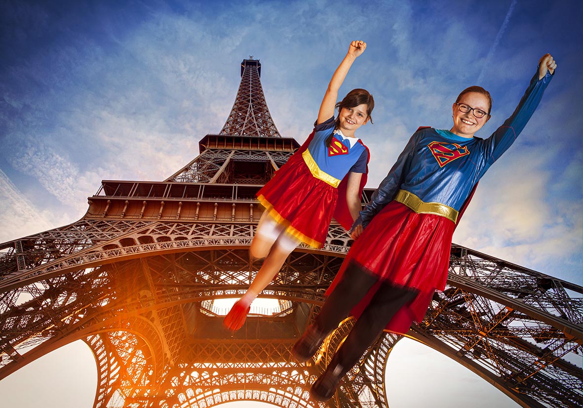 Die Supergirls Mia und Jasmin fliegen durch den Eiffelturm.