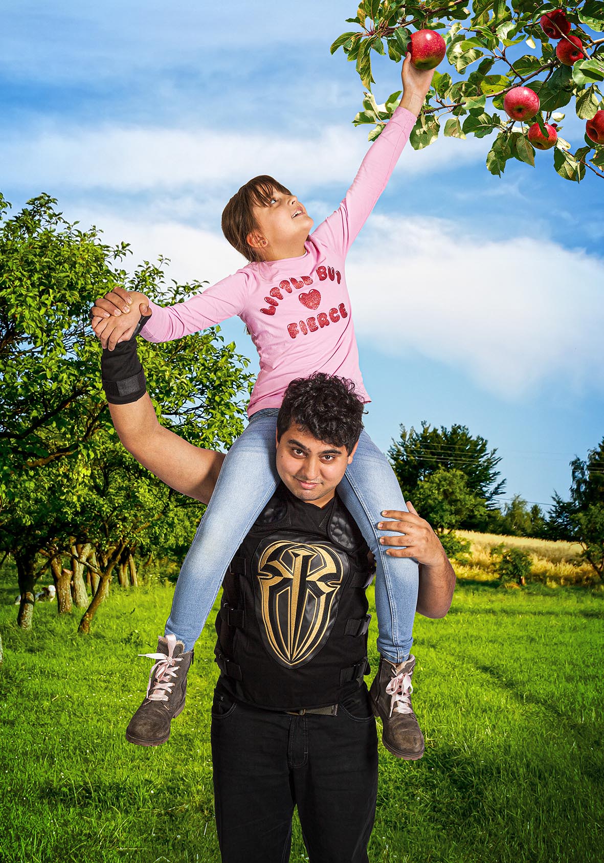 Mirloslaw als Wrestler Roman Reigns hilft Matilda beim Äpfel plücken.